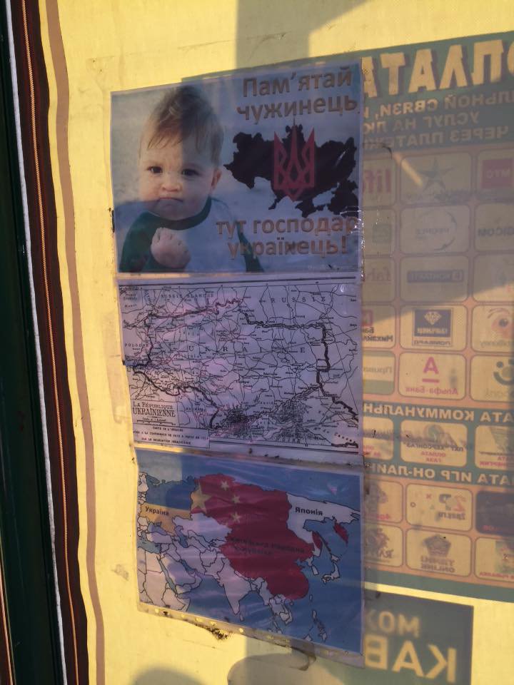«Мирная акция»: Боевики с автоматами топчут флаги России на границе с Крымом «Мирная акция»: Боевики с автоматами топчут флаги России на границе с Крымом