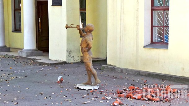 В Славянске снесли статуи пионеров