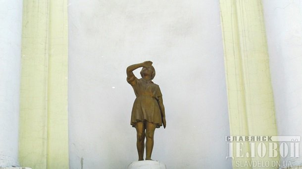 В Славянске снесли статуи пионеров