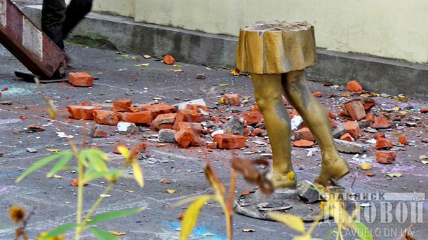 В Славянске снесли статуи пионеров