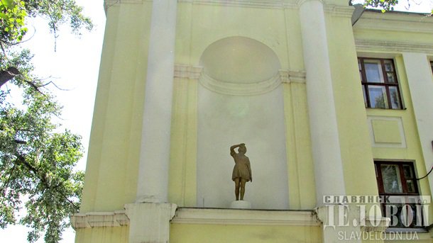 В Славянске снесли статуи пионеров