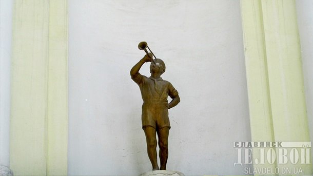 В Славянске снесли статуи пионеров