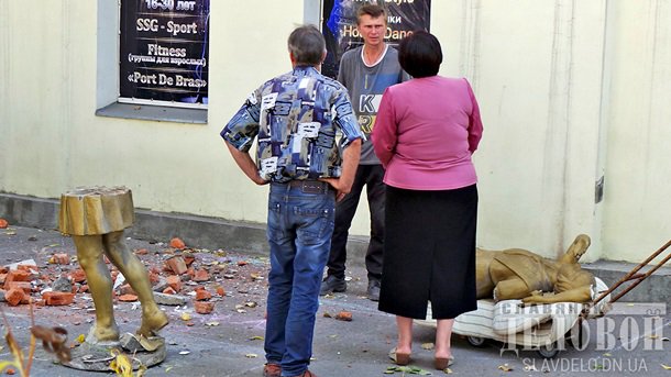 В Славянске снесли статуи пионеров