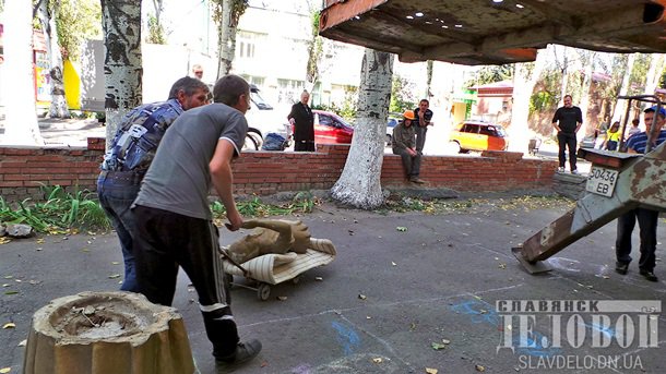 В Славянске снесли статуи пионеров