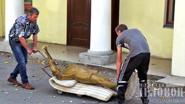 В Славянске снесли статуи пионеров