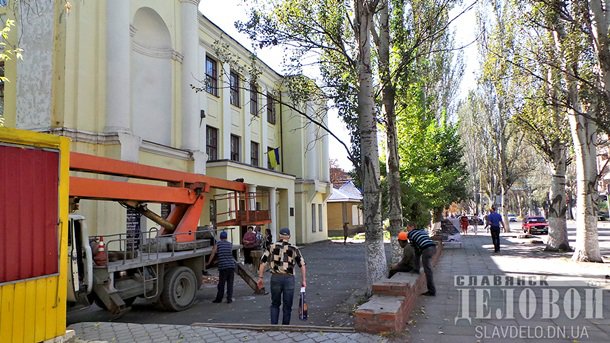 В Славянске снесли статуи пионеров