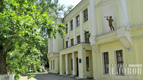 В Славянске снесли статуи пионеров