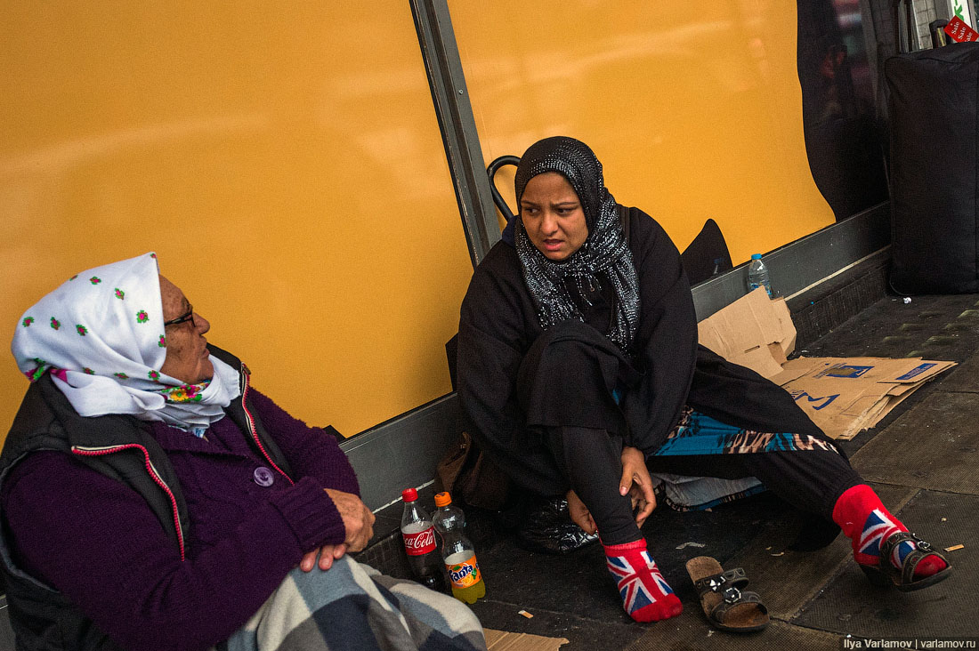 А беженцы всё бегут... А беженцы всё бегут...