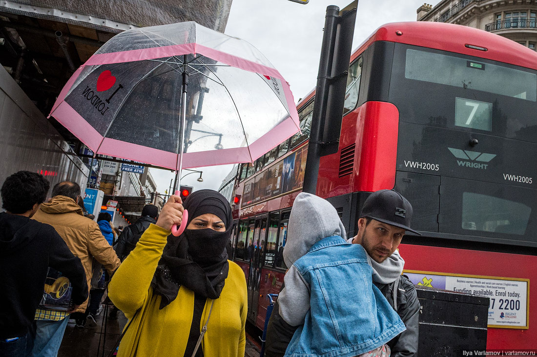 А беженцы всё бегут... А беженцы всё бегут...
