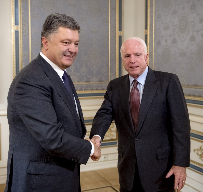 Порошенко высмеяли в «фотожабе» в виде официанта при генсеке НАТО Столтенберге