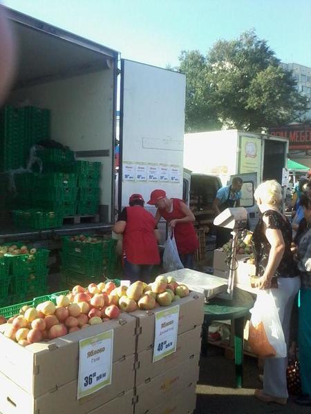 Блокада Крыма: Сергей Рулев продирается сквозь завалы еды в Севастополе Блокада Крыма: Сергей Рулев продирается сквозь завалы еды в Севастополе