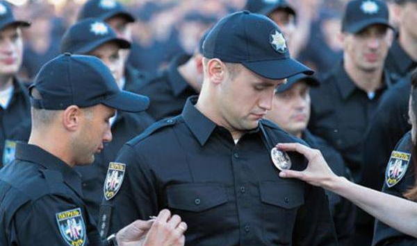 В Краматорске и Славянске стартовал набор в новую полицию Украины В Краматорске и Славянске стартовал набор в новую полицию Украины