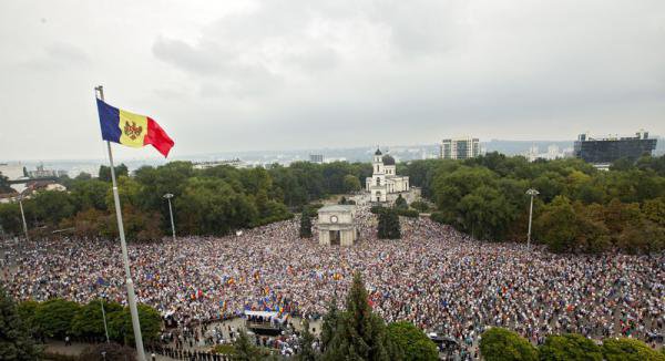 Массовое шествие против действующей власти началось в Кишиневе Массовое шествие против действующей власти началось в Кишиневе