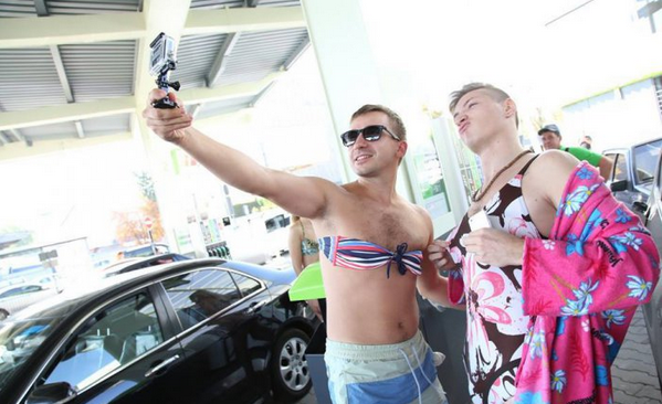 Киевские мужчины позировали в бикини ради бесплатного бензина