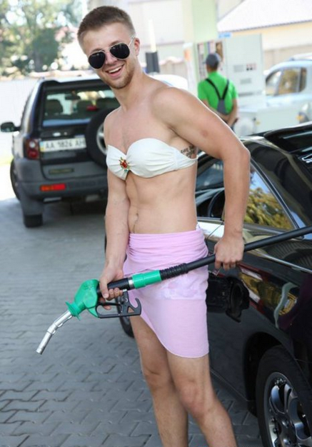 Киевские мужчины позировали в бикини ради бесплатного бензина