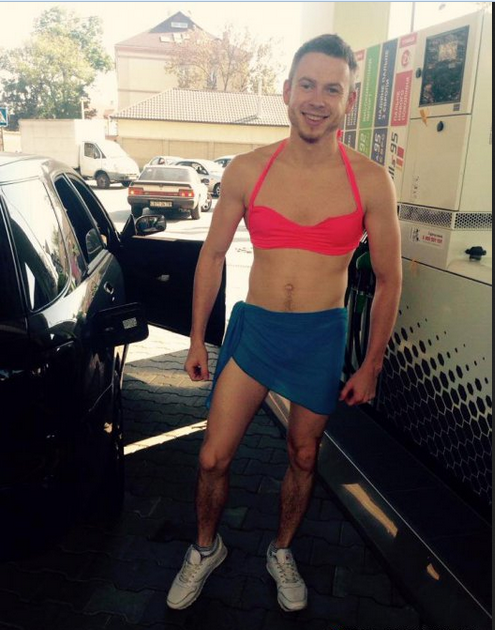 Киевские мужчины позировали в бикини ради бесплатного бензина