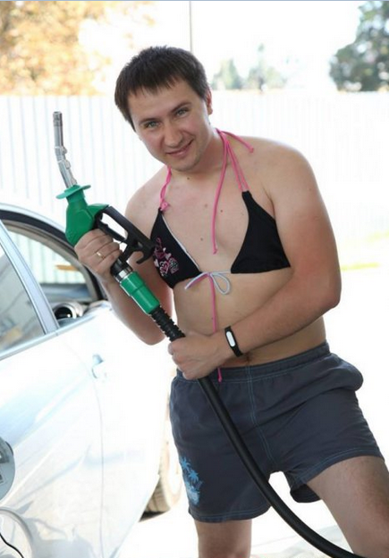 Киевские мужчины позировали в бикини ради бесплатного бензина