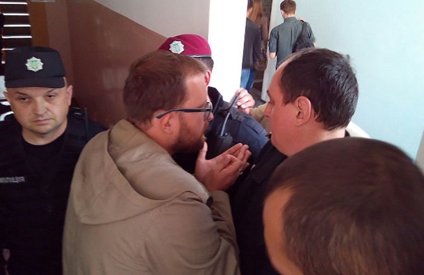 В Полтаве снова судят Кернеса: активисты принесли куклы мэра В Полтаве снова судят Кернеса: активисты принесли куклы мэра