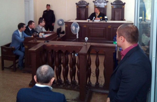 В Полтаве снова судят Кернеса: активисты принесли куклы мэра В Полтаве снова судят Кернеса: активисты принесли куклы мэра