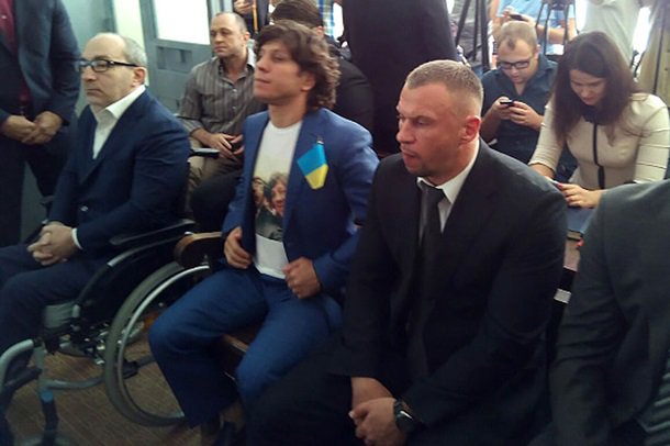 В Полтаве снова судят Кернеса: активисты принесли куклы мэра В Полтаве снова судят Кернеса: активисты принесли куклы мэра