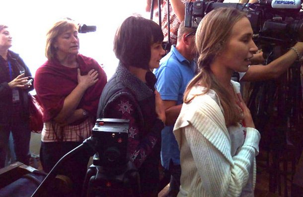 В Полтаве снова судят Кернеса: активисты принесли куклы мэра В Полтаве снова судят Кернеса: активисты принесли куклы мэра