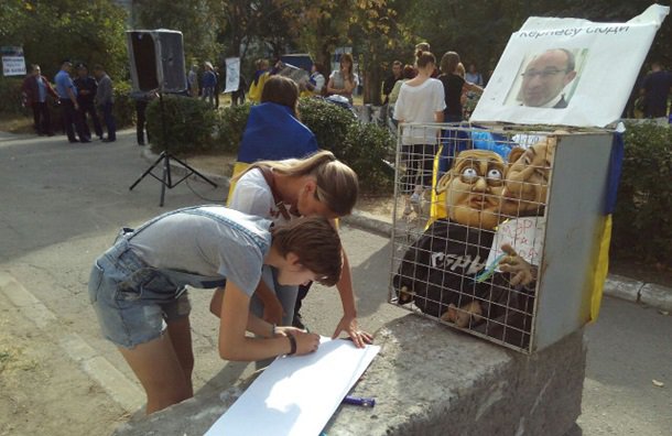 В Полтаве снова судят Кернеса: активисты принесли куклы мэра В Полтаве снова судят Кернеса: активисты принесли куклы мэра