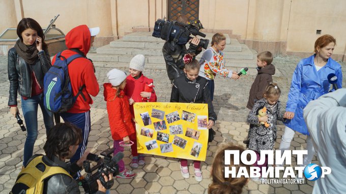 Участники «сеанса изгнания России из ООН» в Киеве вывели детей с плакатами ОУН Участники «сеанса изгнания России из ООН» в Киеве вывели детей с плакатами ОУН