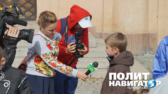 Участники «сеанса изгнания России из ООН» в Киеве вывели детей с плакатами ОУН Участники «сеанса изгнания России из ООН» в Киеве вывели детей с плакатами ОУН