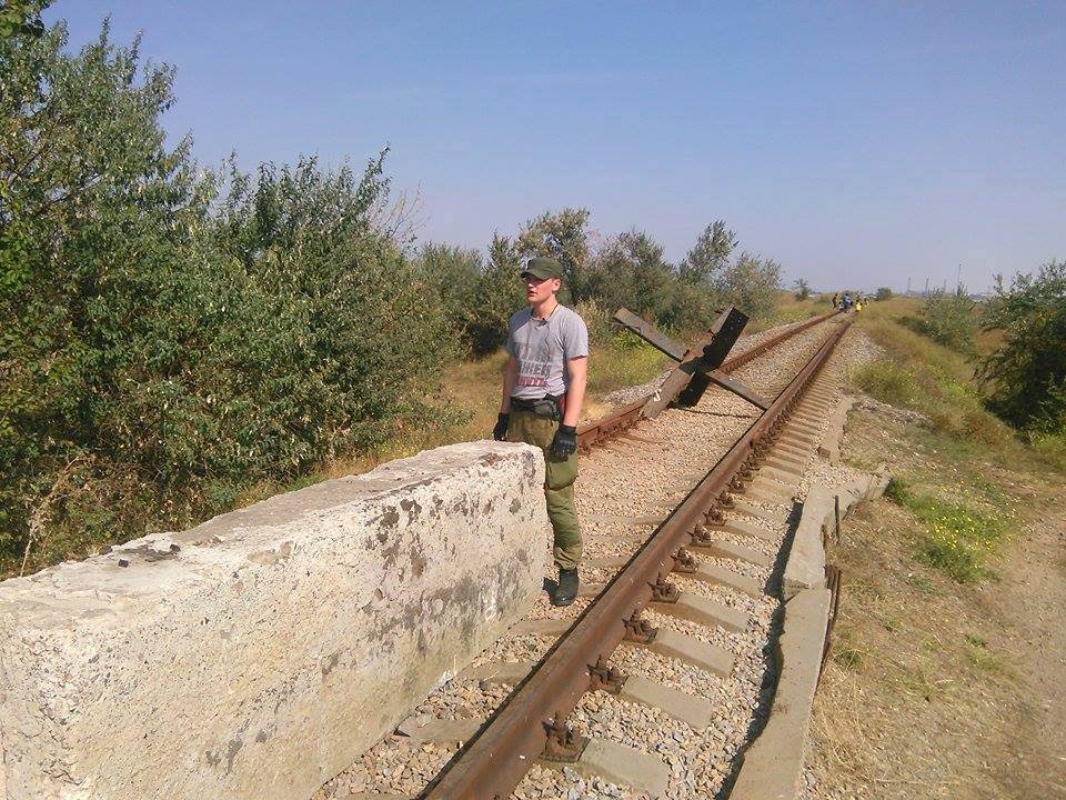 «Правый сектор» опубликовал снимки заблокированных путей на «Крымский титан» «Правый сектор» опубликовал снимки заблокированных путей на «Крымский титан»