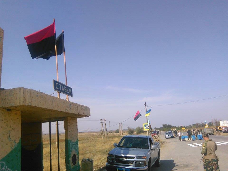 «Правый сектор» опубликовал снимки заблокированных путей на «Крымский титан» «Правый сектор» опубликовал снимки заблокированных путей на «Крымский титан»