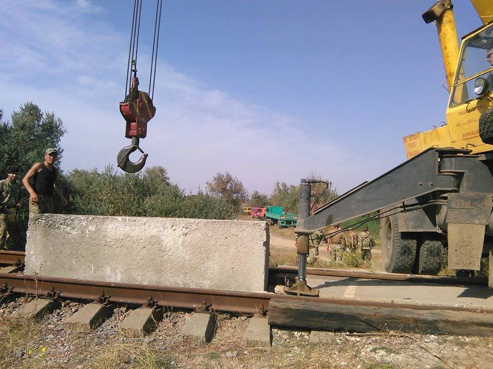 «Правый сектор» опубликовал снимки заблокированных путей на «Крымский титан» «Правый сектор» опубликовал снимки заблокированных путей на «Крымский титан»