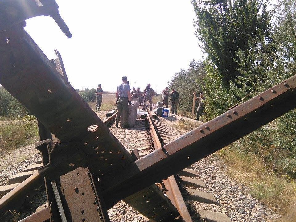 «Правый сектор» опубликовал снимки заблокированных путей на «Крымский титан» «Правый сектор» опубликовал снимки заблокированных путей на «Крымский титан»