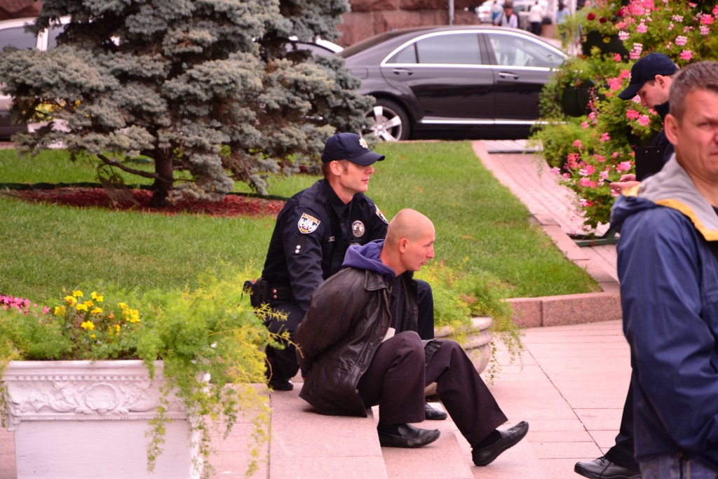 Киевская полиция задержала человека с вываливающимися кишками, пришедшего просить у Кличко деньги на операцию Киевская полиция задержала человека с вываливающимися кишками, пришедшего просить у Кличко деньги на операцию