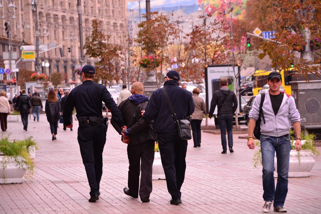 Киевская полиция задержала человека с вываливающимися кишками, пришедшего просить у Кличко деньги на операцию Киевская полиция задержала человека с вываливающимися кишками, пришедшего просить у Кличко деньги на операцию