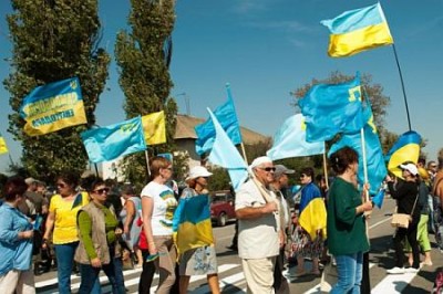 Татары требуют у Порошенко денег, угрожая закончить блокаду Крыма Татары требуют у Порошенко денег, угрожая закончить блокаду Крыма