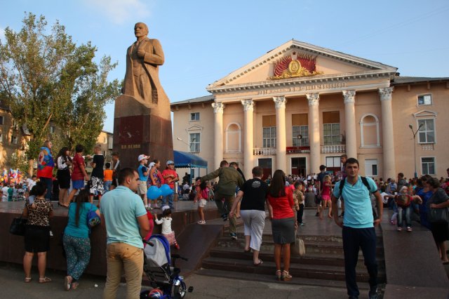 В Лутугино отметили день освобождения от украинской армии и открыли памятную доску герою войны за независимость ЛНР