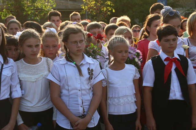 В Лутугино отметили день освобождения от украинской армии и открыли памятную доску герою войны за независимость ЛНР