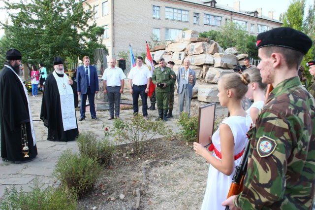 В Лутугино отметили день освобождения от украинской армии и открыли памятную доску герою войны за независимость ЛНР