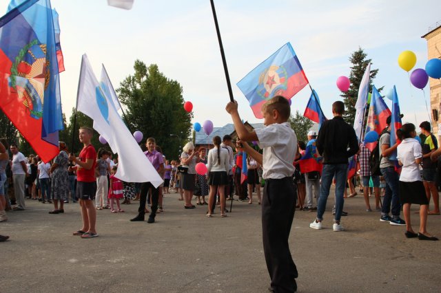 В Лутугино отметили день освобождения от украинской армии и открыли памятную доску герою войны за независимость ЛНР