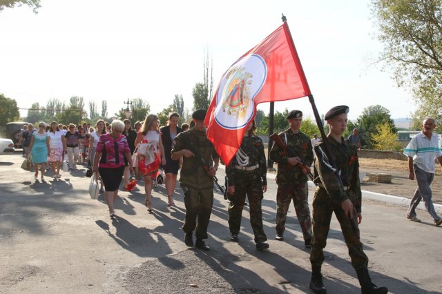 В Лутугино отметили день освобождения от украинской армии и открыли памятную доску герою войны за независимость ЛНР
