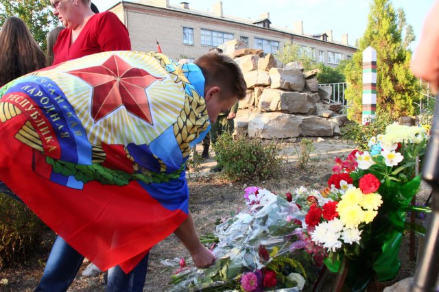 В Лутугино отметили день освобождения от украинской армии и открыли памятную доску герою войны за независимость ЛНР