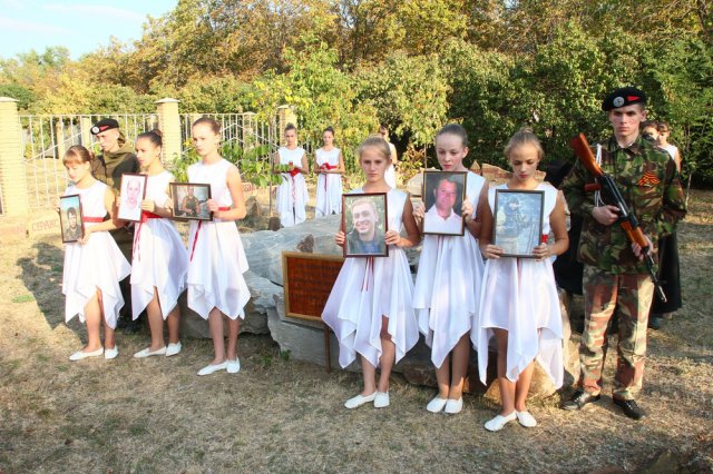 В Лутугино отметили день освобождения от украинской армии и открыли памятную доску герою войны за независимость ЛНР