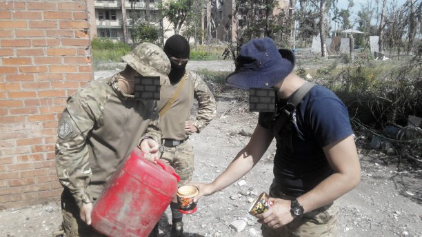 Украинские фашисты продолжают жечь на костре православные иконы