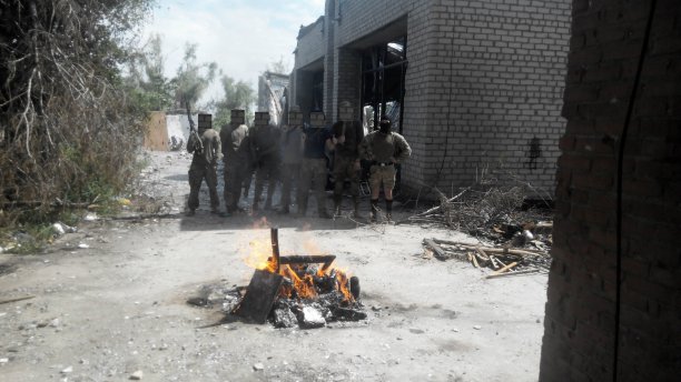 Украинские фашисты продолжают жечь на костре православные иконы