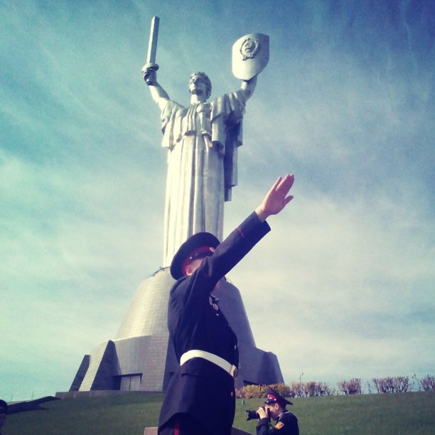 Украинские фашисты продолжают жечь на костре православные иконы