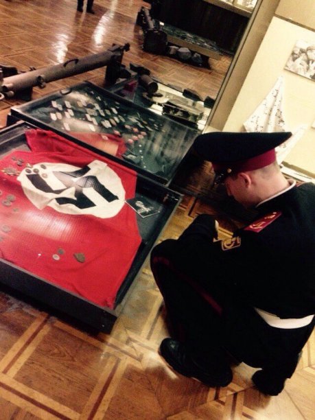 Украинские фашисты продолжают жечь на костре православные иконы