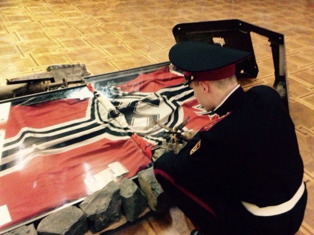 Украинские фашисты продолжают жечь на костре православные иконы