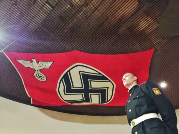 Украинские фашисты продолжают жечь на костре православные иконы