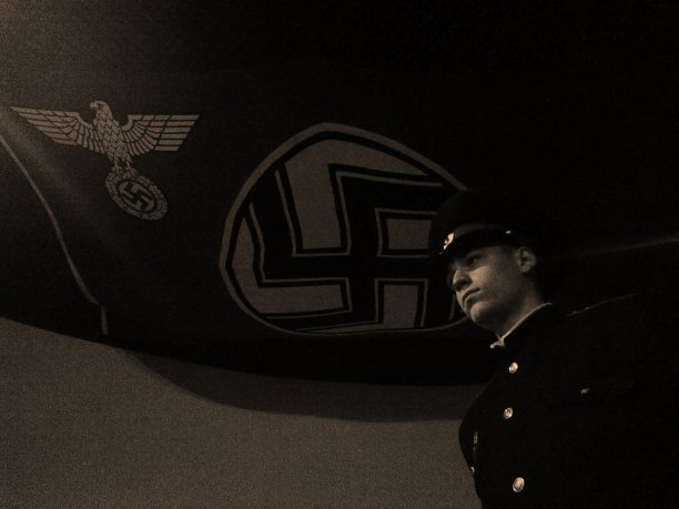 Украинские фашисты продолжают жечь на костре православные иконы