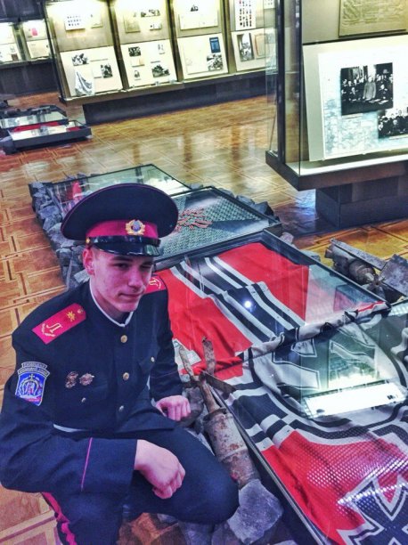 Украинские фашисты продолжают жечь на костре православные иконы